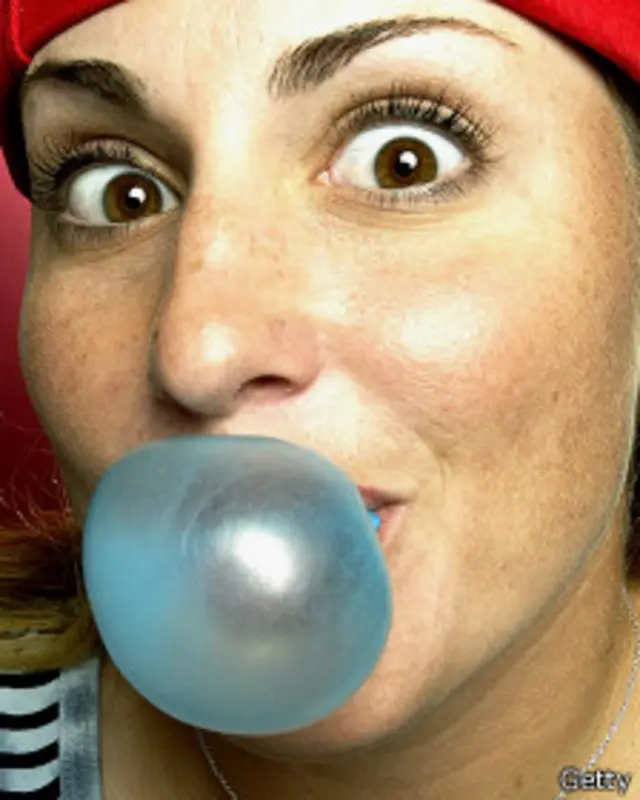 Chica haciendo una bomba de chicle