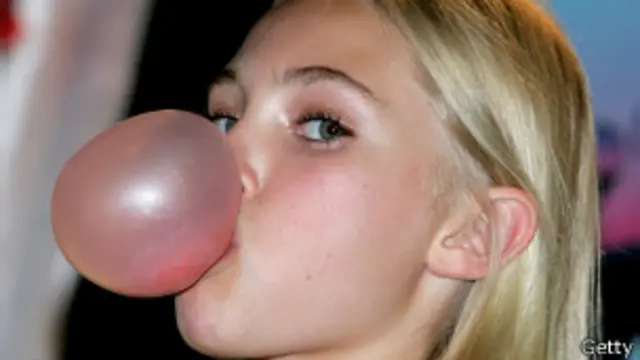 Chica haciendo bomba de chicle