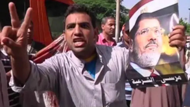 埃及過渡領導人公布了大選時間表，此前軍方開槍打死了數十名穆爾西的支持者。