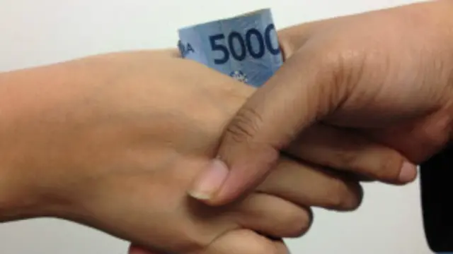 तीन में से एक देश मानते है कि पुलिस घूस लेने में सबसे आगे है