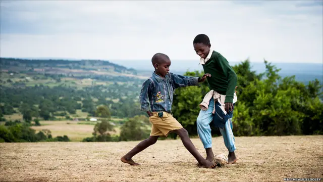 केन्या में खेलते हुए बच्चे, मैथ्यू गिलोले 
