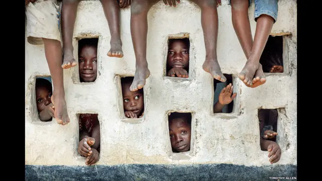 झरोखों से झांकते बच्चे, लाइबेरिया, टिमोथी एलन