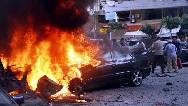 صور لانفجار بئر العبد في ضاحية بيروت الجنوبية (الصور لرويترز وأ.ب.)