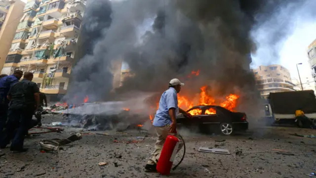 صور لانفجار بئر العبد في ضاحية بيروت الجنوبية (الصور لرويترز وأ.ب.)