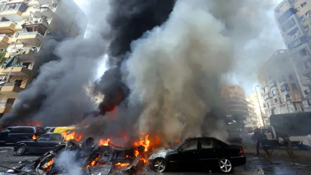 صور لانفجار بئر العبد في ضاحية بيروت الجنوبية (الصور لرويترز وأ.ب.)