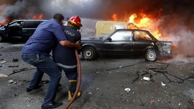 صور لانفجار بئر العبد في ضاحية بيروت الجنوبية (الصور لرويترز وأ.ب.)