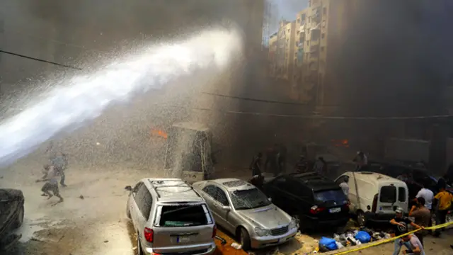 صور لانفجار بئر العبد في ضاحية بيروت الجنوبية (الصور لرويترز وأ.ب.)