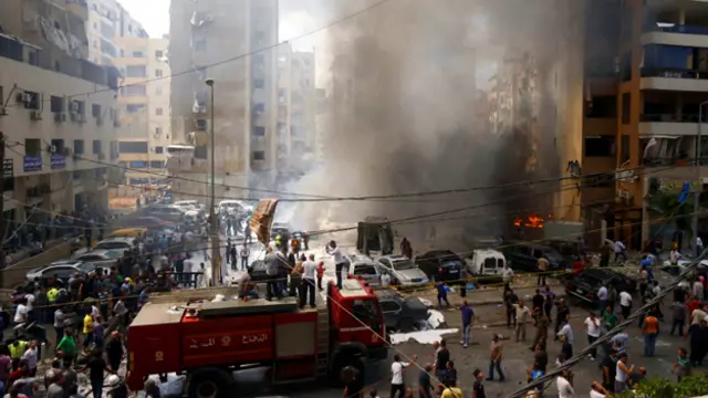 صور لانفجار بئر العبد في ضاحية بيروت الجنوبية (الصور لرويترز وأ.ب.)