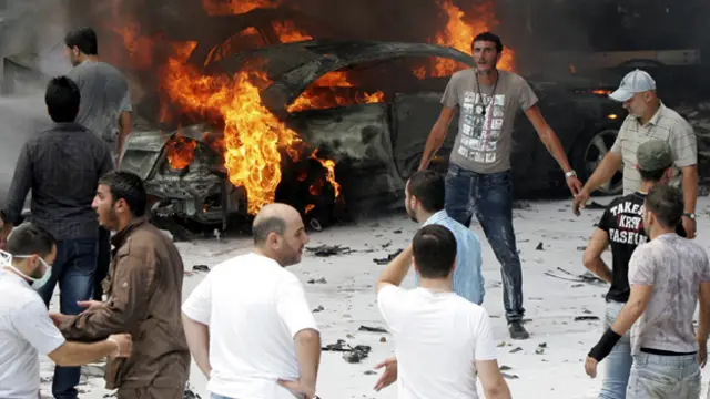 صور لانفجار بئر العبد في ضاحية بيروت الجنوبية (الصور لرويترز وأ.ب.)