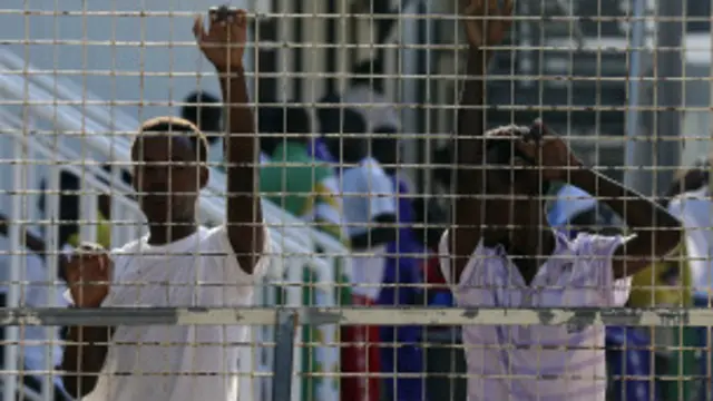 مهاجرون في معسكر لاجئين في جزيرة لامبيدوسا الإيطالية