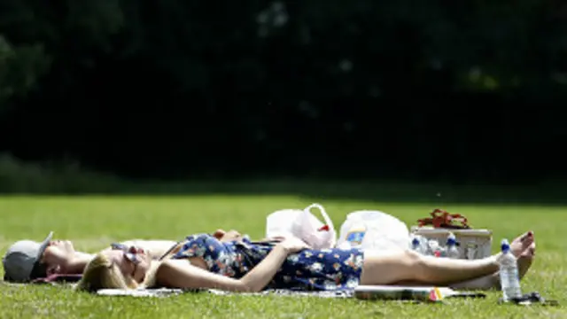 Dos chicas tomando el sol