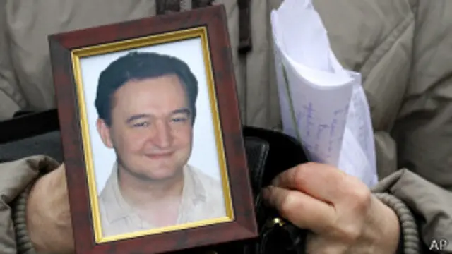 Мать держит в руках портрет Сергея Магнитского (архивное фото)