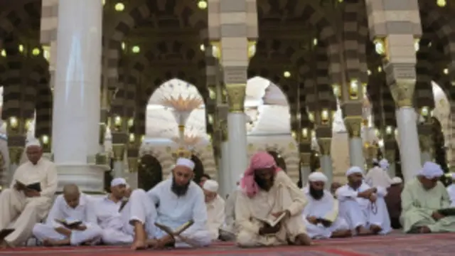 روژې کې لکونه مسلمانان د عمرې اداکولو لپاره سعودي عربستان ته ځي.