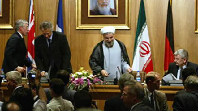 حسن روحانی به همراه سه وزیر اروپایی در پایان مذاکرات تهران. جک استرا نفر اول از سمت چپ عکس است