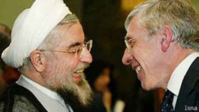 جک استرا می گوید در این عکس او و روحانی در حال تعریف کردن لطیفه بودند