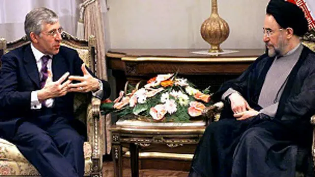 جک استرا پنج بار به ایران سفر و با مقام های ایرانی دیدار کرد. او از شخصیت خاتمی ستایش می کند