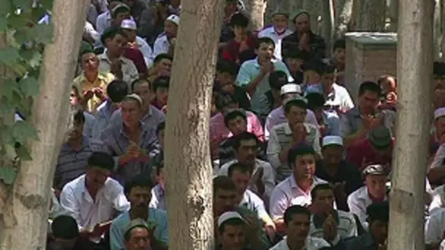 په دغه ولایت کې اویغوري مسلمانان –چې تر ډېره ترکي ژبه وايي- حکومت د دوی پر هر راز مذهبي، کلتوري او ژبنیزو فعالیتونو بندیز لګولی.