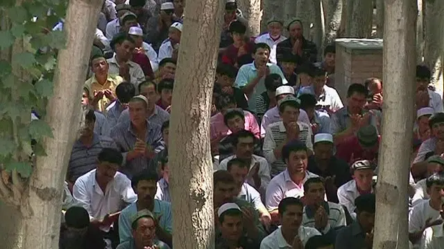 新疆穆斯林在清真寺祈祷