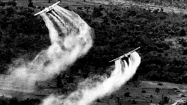 Máy bay Hoa Kỳ rải chất da cam trong cuộc chiến Việt Nam