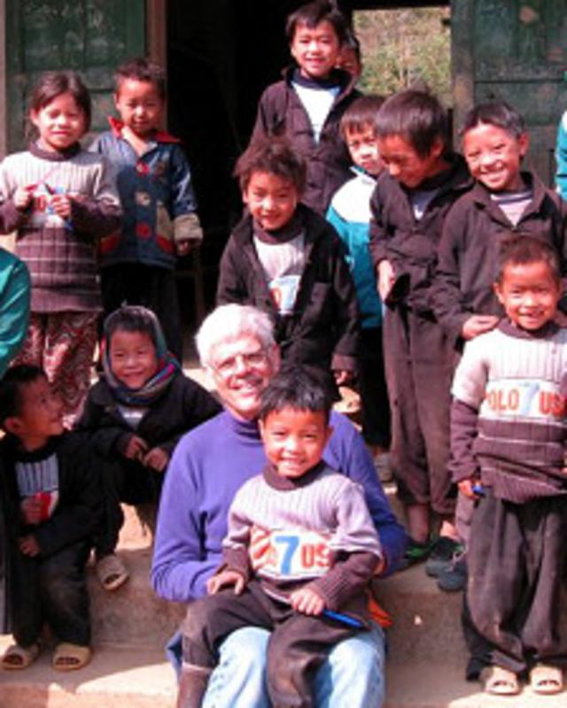 Ông Miller với các trẻ em ở Hà Giang