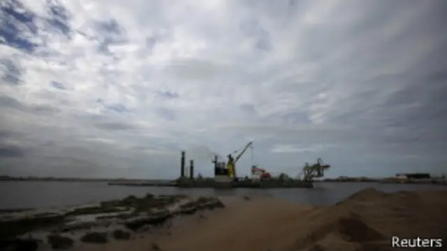 Construção do superporto de Açu, em São João da Barra, RJ | Foto: Reuters