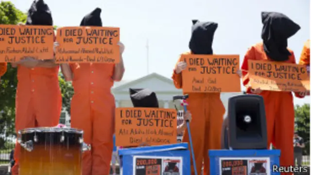 واشنګټن کې مظاهره کوونکو د ګوانتانامو زندانیانو په څېر نارنجي رنګه کالي اغوستي وو، او له ځانونو سره یې "ګوانتانامو وتړئ" شعارونه لېږدول.