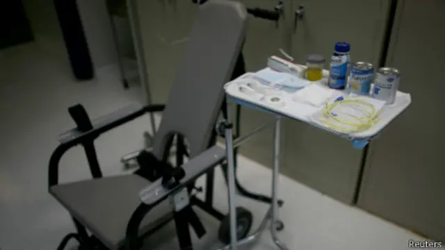Silla de inmovilización y equipo médico de alimentación forzada en la cárcel de Guantánamo.
