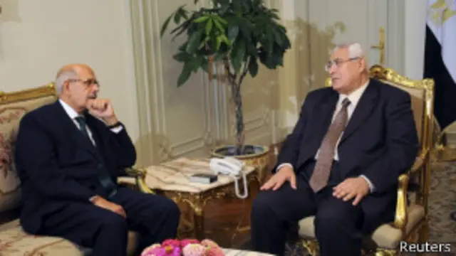 عين البرادعي ( يسار) وهو قيادي بالانقاذ نائبا لرئيس الجمهورية.