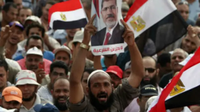 سياسي چنې د مصر د پوځ له هغه خبرداري وروسته پيل شوې چې په ټولو خواو يې غږ وکړ د واک انتقال ګډوډ نه کړي.