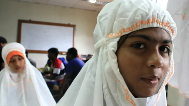 Di hari pertama Ramadhan, seorang pengungsi Rohingya menjalankan ibadah Shalat Dhohor di Kantor YLBHI.