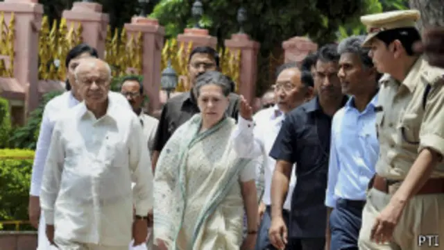 गृहमंत्री सुशील कुमार शिंदे और यूपीए अध्यक्ष सोनिया गांधी बुधवार को महाबोधि मंदिर के दौरे पर थे.