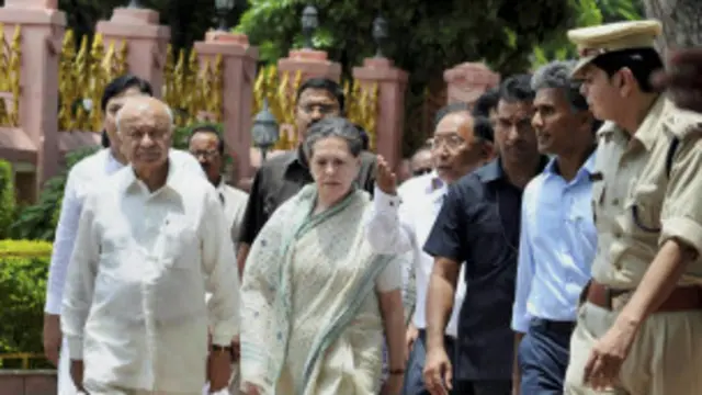 شندے بھارت کے وزیر داخلہ ہیں اور کانگریس کے اہم رہنما تصور کیے جاتے ہیں