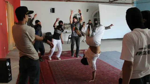 گروه "چهره‌های خاموش" موسیقی و رقص تکنو را در افغانستان آورده است. می‌گویند چهره های خود را یکی به دلیل اینکه علاقمند شهرت نیستند و دیگر حساسیت های جامعه، به همه نشان نمی‌دهند.