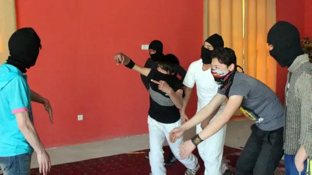 بیشتر اعضای این گروه، تکنو را در ایران فراگرفته اند. 