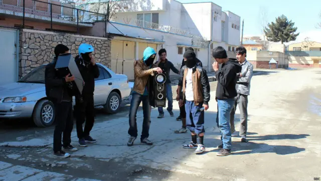 در افغانستان اما اجرای تکنو در روی خیابان و در دید عموم دشواری های خود را دارد.