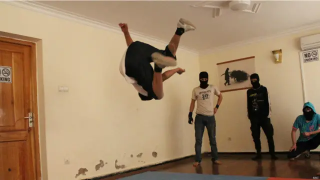 چهره‌های خاموش می گوید که تکنو از انواع موسیقی خشن و خیابانی است.