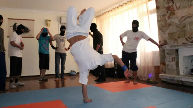 اما هنرمندان این سبک موسیقی می‌گویند که پرورش هنر در افغانستان به سطح دیگر کشورها از اهداف آنها است.