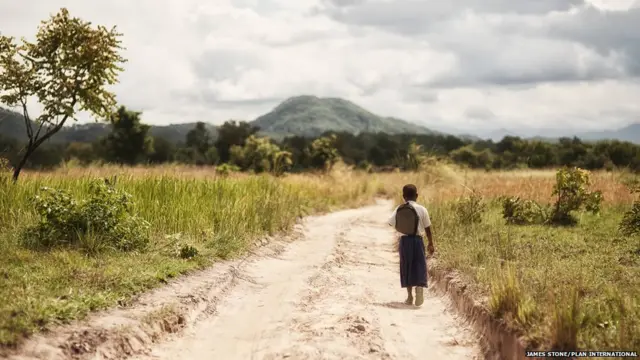 Sylvia menuju ke sekolah.