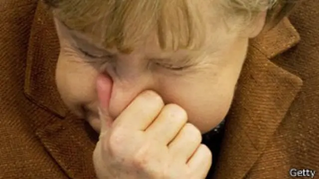 Angela Merkel, canciller de Alemania, estornudando