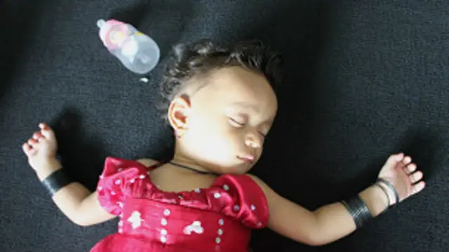 Diantara delapan belas pengungsi Rohingya, ada tiga balita yang ikut dalam perjalanan ilegal yang berbahaya ini.