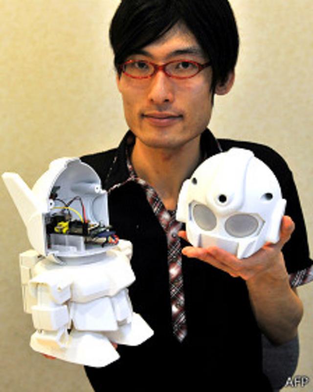 Shota Ishiwatari con un robot que usa Raspberry Pi
