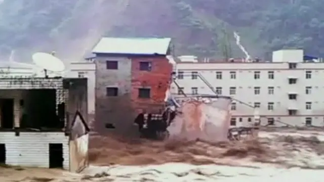 چارواکي وايي دغه ودانۍ چې اوس يې د ترميم چارې روانې وې په ۱۹۹۰يمو کلونو کې جوړه شوې وه
