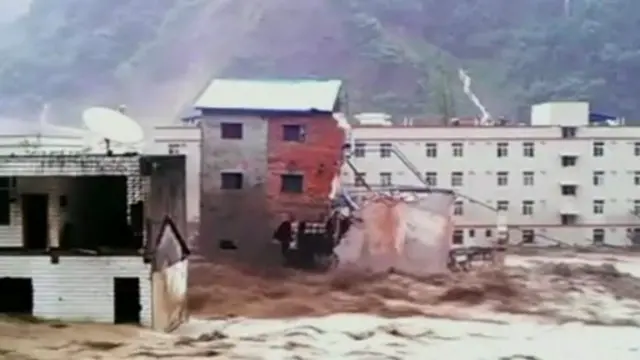 مٹی کے تودے گرنے سے دو مربع کلو میٹر متاثر ہوا ہے