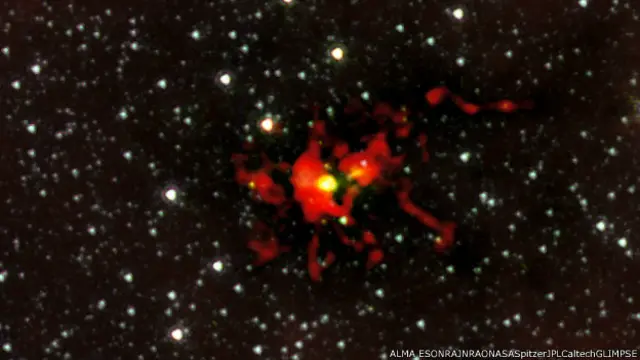 Imagen de la nube oscura SDC 335.579-0.292 en la que se está gestando una estrella colosal. 