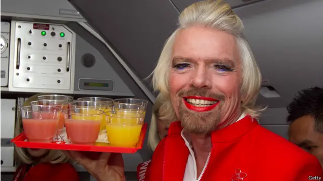 Richard Branson disfrazado de azafata