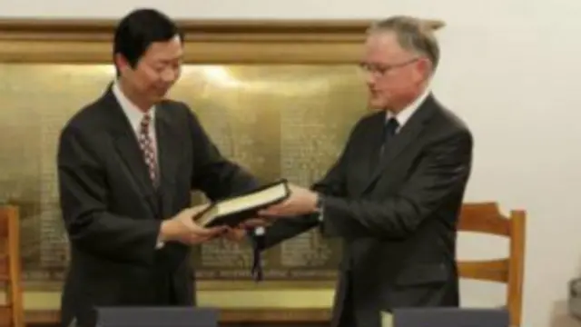 台湾驻新西兰代表常以立（左）与新西兰驻台代表裴仕文（右）