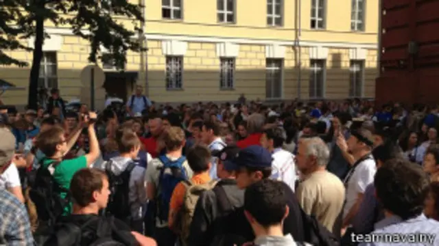 Сотни человек у входа в Мосгоризбирком