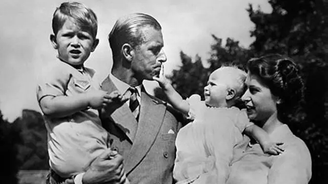 Isabel II con su esposo y dos de sus hijos