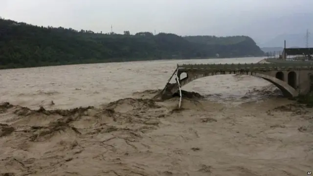 मोबाइल फोन से ली गई इस तस्वीर में शिंगलिआन पुल का बचा खुसा हिस्सा. एपी