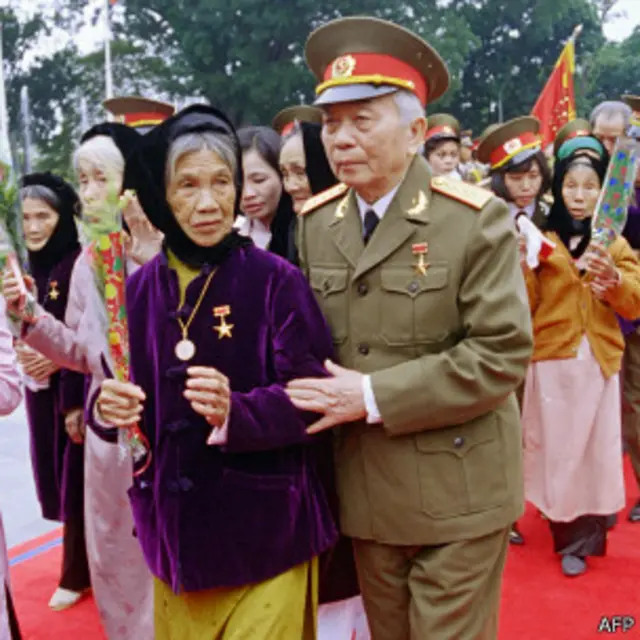 Đại tướng Võ Nguyên Giáp trong một lễ năm 1994 tôn vinh 60 trong số 19 nghìn bà mẹ Việt Nam anh hùng